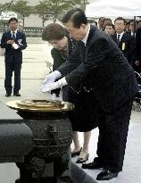 President Kim burns incense for souls of Kwangju victims